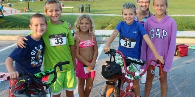 children by their bikes in a park